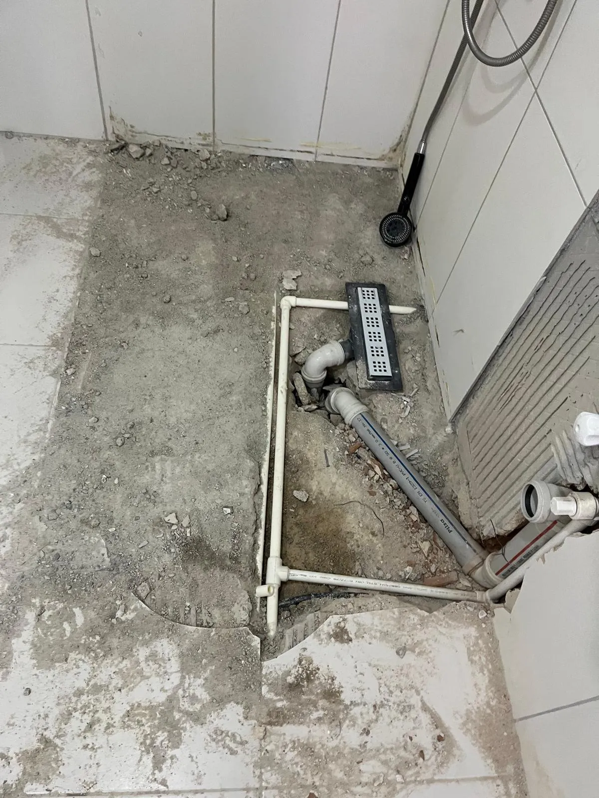 Kırılan banyo zemininde kanal tipi duş gideri ve tesisat boruları